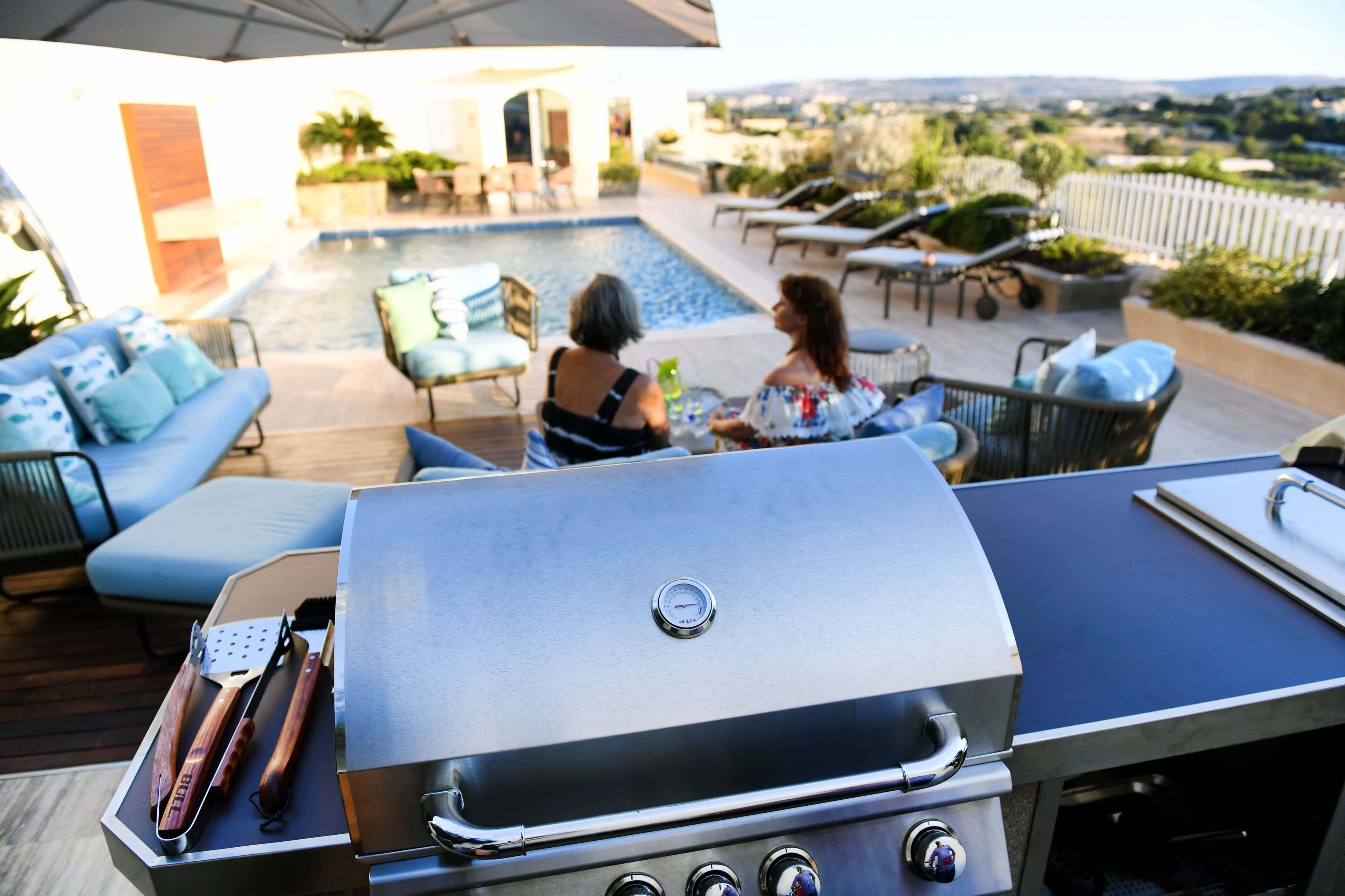 Pool-side outdoor kitchen with built-in grill � Bull Pool Centric lifestyle