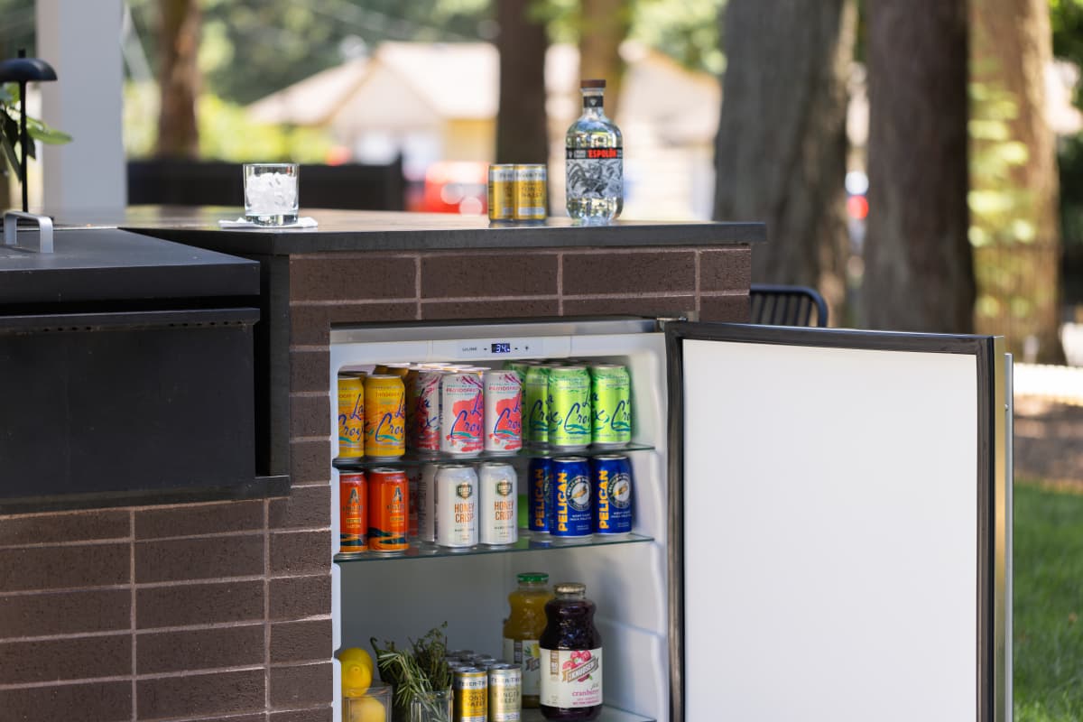 U-Line 24-Inch 5.4 Cu. Ft. Outdoor Rated Solid Door Compact Refrigerator - Stainless Steel thumbnail 9