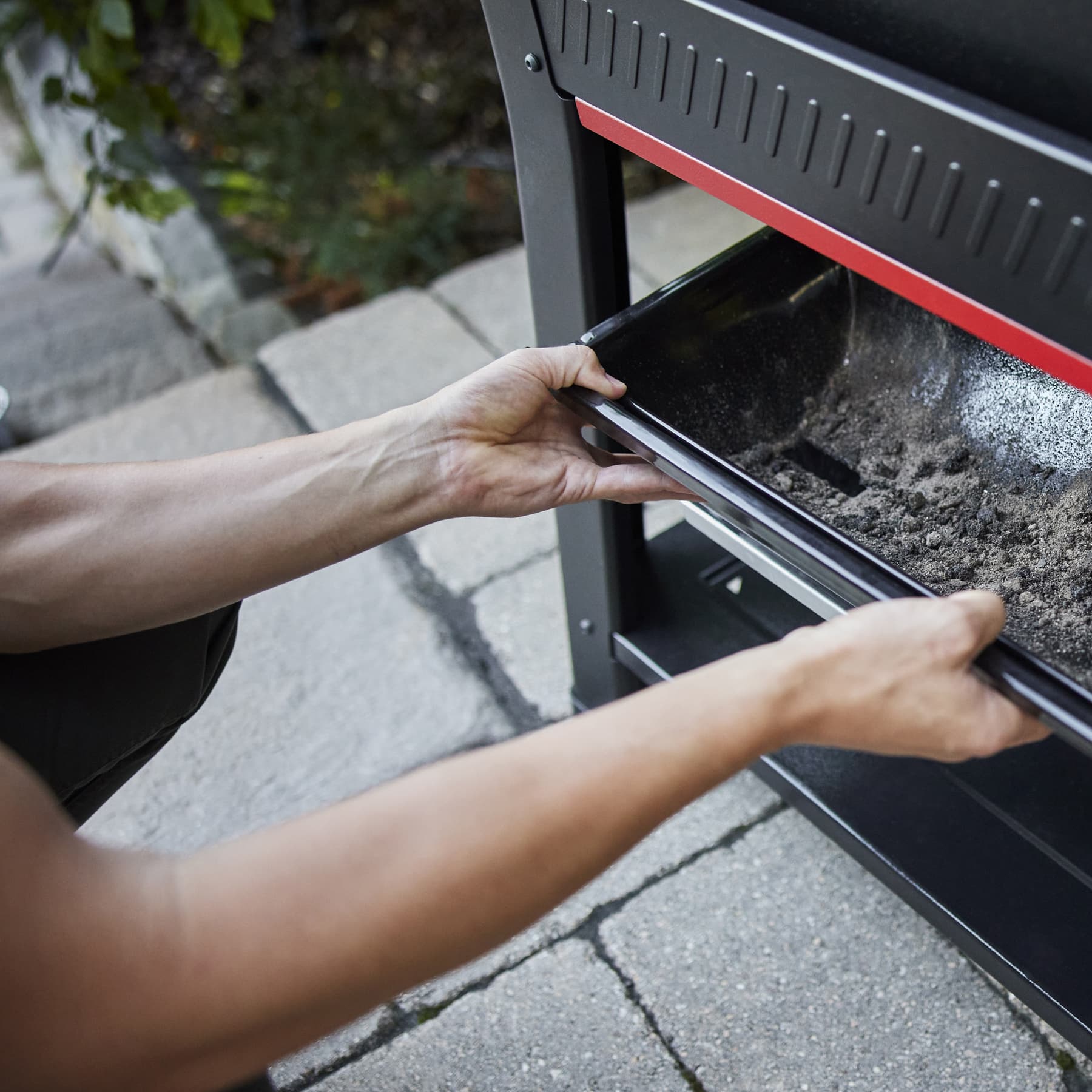 Weber Grills Searwood 600 24-Inch Wi-Fi Enabled Wood Fired Pellet Grill - Black thumbnail 6